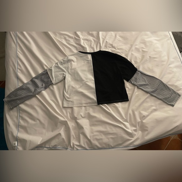 Cropped black and white split long sleeve t shirt - Picture 3 of 3
